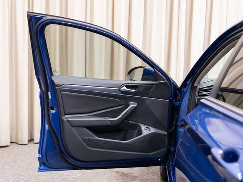 Used 2024 Volkswagen Jetta SE w/ Panoramic Sunroof Package image 8