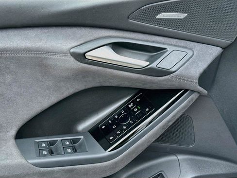 Certified 2025 Audi SQ6 e-tron Prestige AWD/4WD image 18