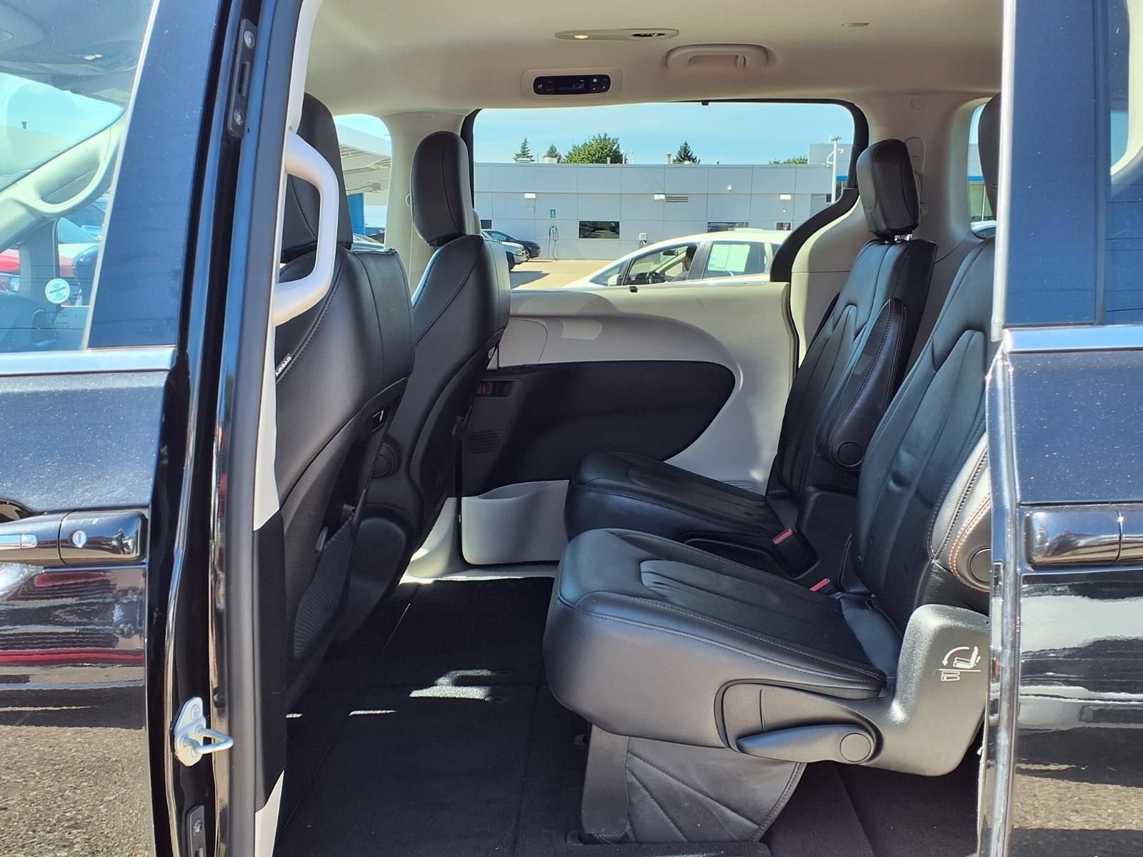 Used 2018 Chrysler Pacifica Touring-L w/ Advanced Safetytec Group FWD image 9