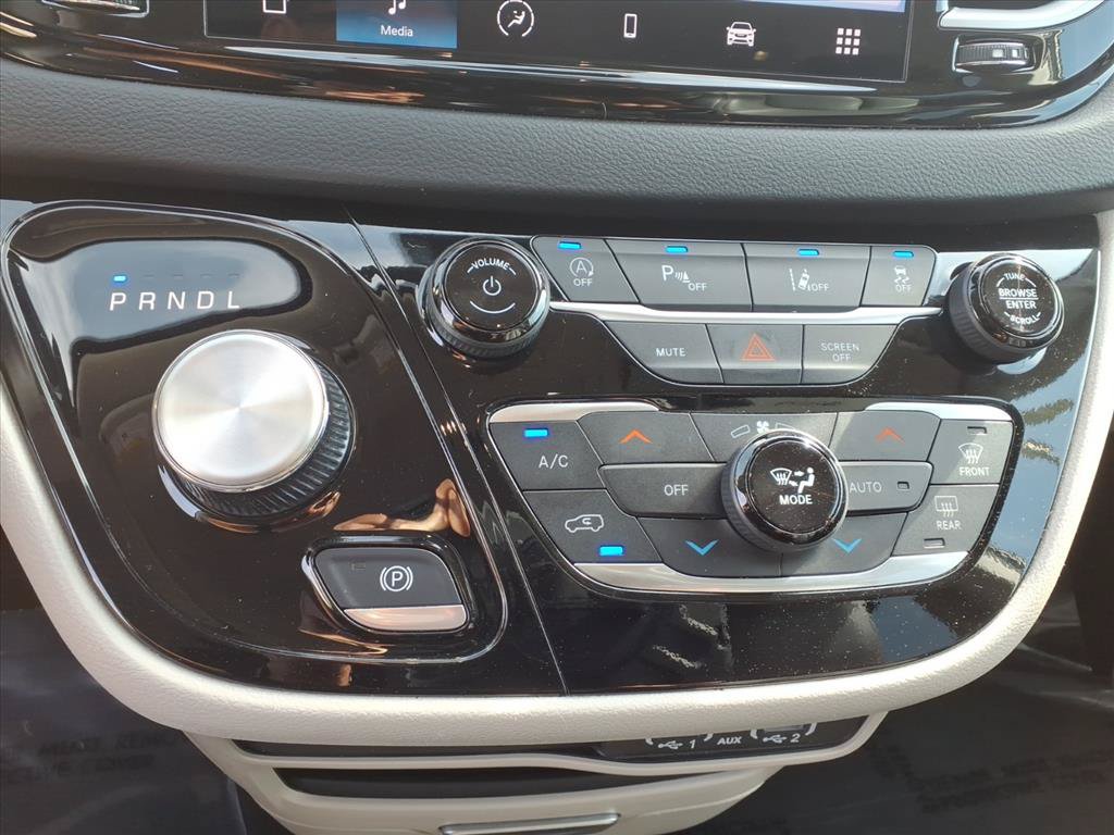 Used 2023 Chrysler Pacifica Touring-L FWD image 14