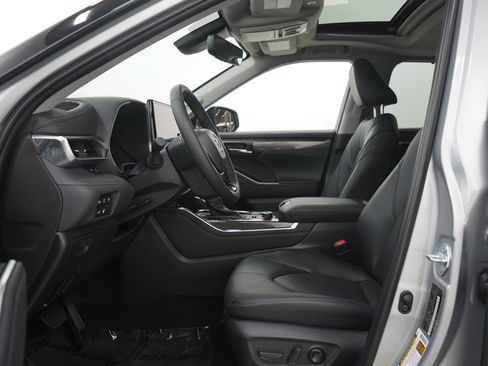 Used 2025 Toyota Highlander Limited AWD/4WD image 25