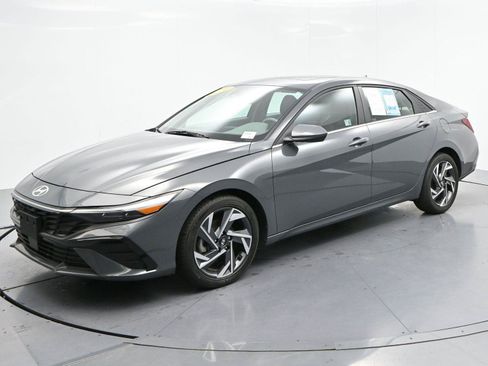 Used 2024 Hyundai Elantra SEL w/ Convenience Package FWD image 3
