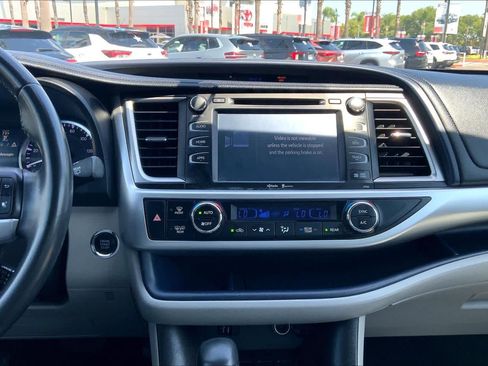 Used 2015 Toyota Highlander XLE FWD image 34