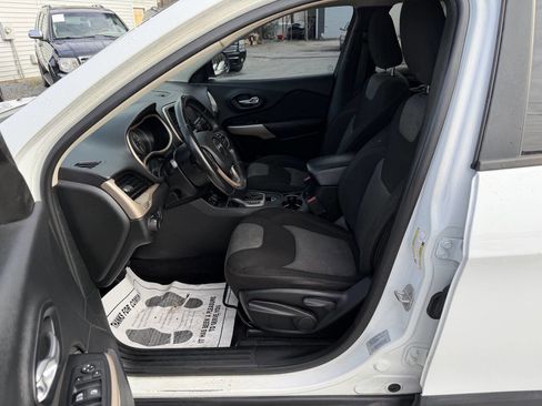 Used 2017 Jeep Cherokee Sport image 12