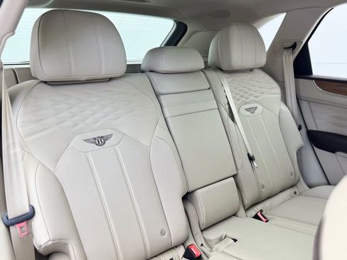 Used 2025 Bentley Bentayga image 11