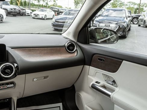Used 2022 Mercedes-Benz GLA 250 4MATIC w/ Premium Package Lite image 13