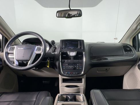 Used 2014 Chrysler Town & Country Touring image 14