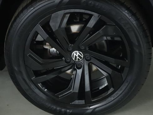 Certified 2023 Volkswagen Atlas SE image 42