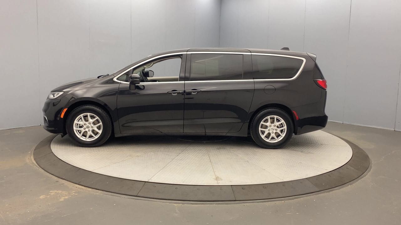Used 2023 Chrysler Pacifica Touring-L FWD image 2