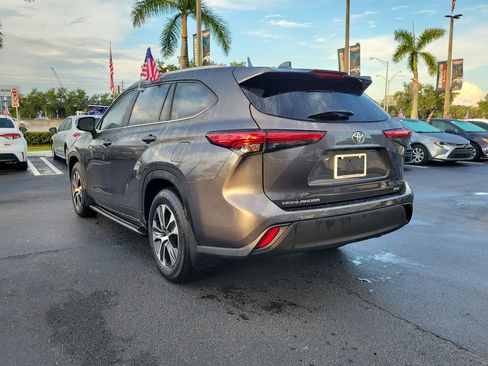 Used 2023 Toyota Highlander XLE FWD image 9