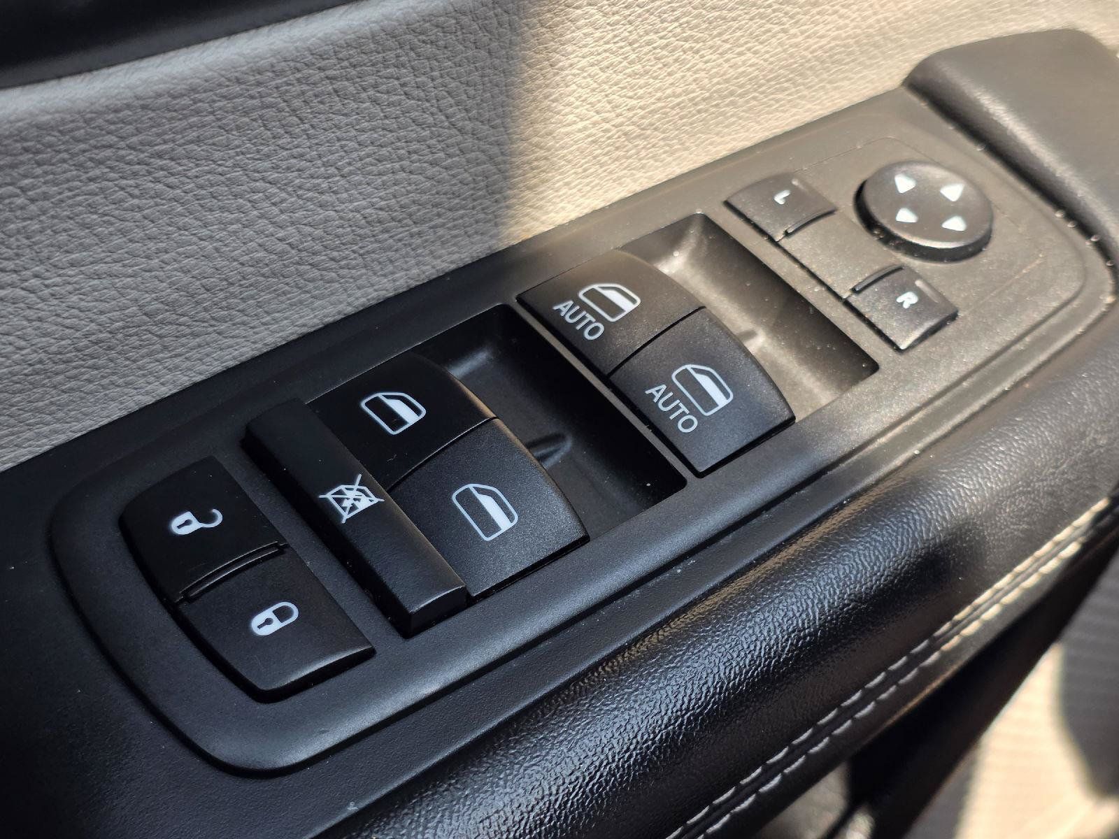 Used 2022 Chrysler Pacifica Touring-L FWD image 9