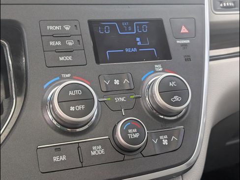 Used 2015 Toyota Sienna XLE Premium FWD image 19
