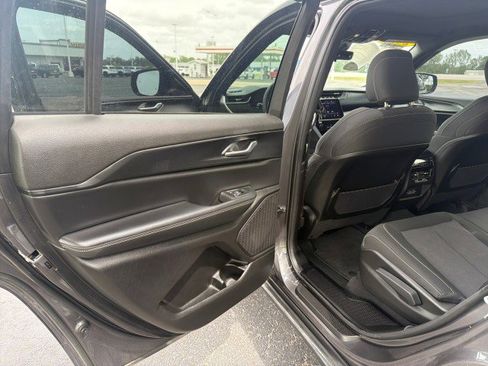 Used 2025 Jeep Grand Cherokee L Laredo image 16