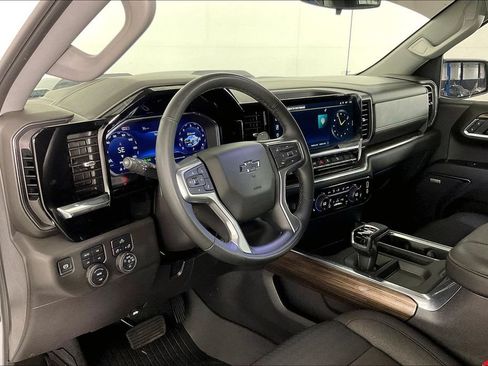Used 2025 Chevrolet Silverado 1500 LT Trail Boss w/ Convenience Package II AWD/4WD image 17