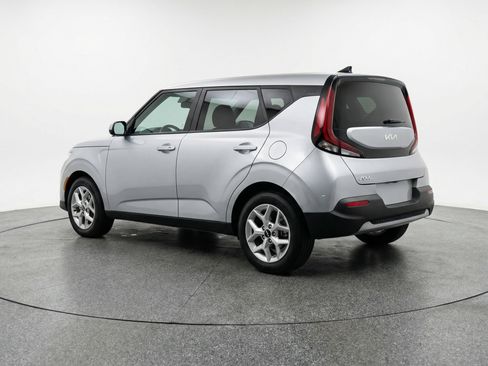 Used 2025 Kia Soul LX w/ LX Technology Package FWD image 6
