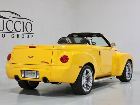 Used 2005 Chevrolet SSR w/ Preferred Equipment Group image 46