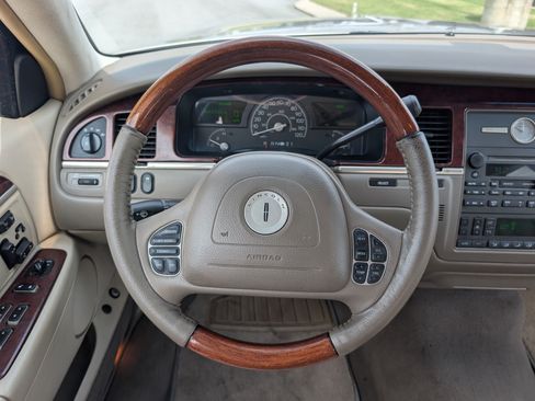 Used 2003 Lincoln Town Car Signature RWD image 14