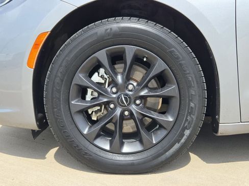 Used 2021 Chrysler Pacifica Touring w/ S Appearance Package FWD image 12