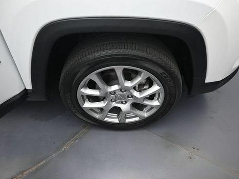 Used 2022 Jeep Compass Latitude w/ Sun and Sound Group AWD/4WD image 39
