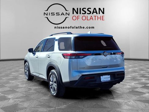 Certified 2025 Nissan Pathfinder SV image 3