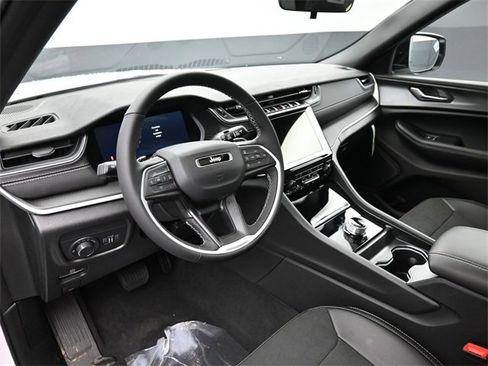 New 2025 Jeep Grand Cherokee Altitude image 12