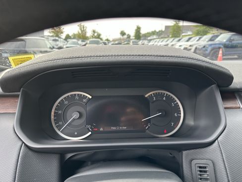 Used 2023 Land Rover Discovery Metropolitan Edition AWD/4WD image 22