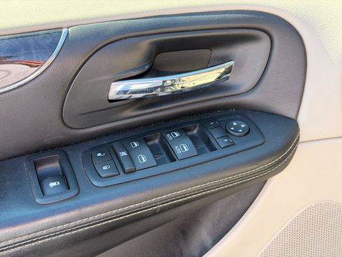 Used 2012 Chrysler Town & Country Touring-L FWD image 19
