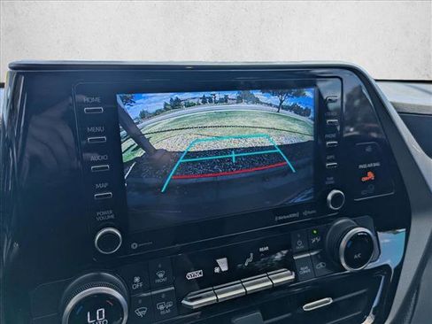 Used 2021 Toyota Highlander LE AWD/4WD image 14