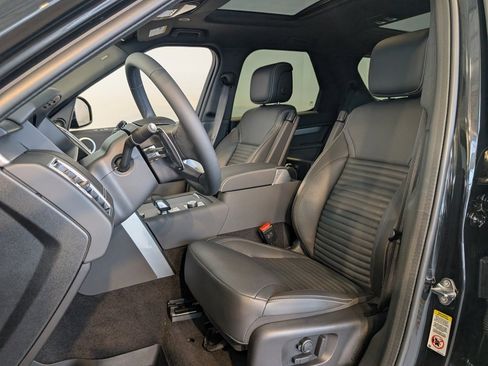Used 2025 Land Rover Discovery Dynamic SE image 12