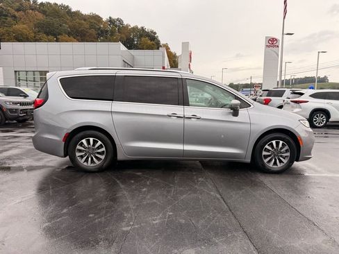 Used 2021 Chrysler Pacifica Touring-L image 3