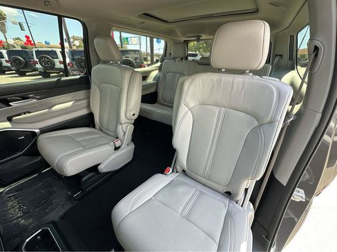 Used 2022 Jeep Wagoneer Series III w/ Premium Group I AWD/4WD image 9