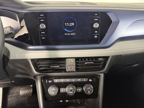 Used 2024 Volkswagen Taos SE w/ Panoramic Sunroof Package image 15