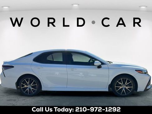 Used 2022 Toyota Camry SE FWD image 2
