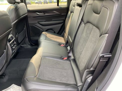 New 2025 Jeep Grand Cherokee Altitude image 7