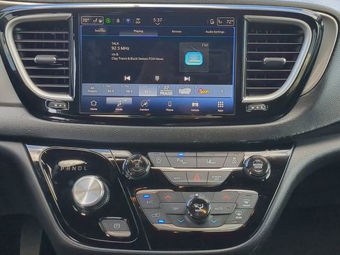 Used 2025 Chrysler Pacifica Select image 18