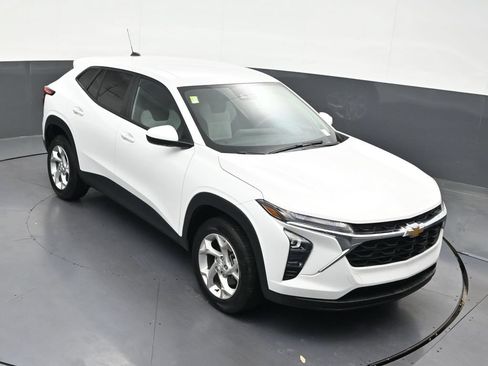 Used 2024 Chevrolet Trax LS w/ LS Convenience Package FWD image 21