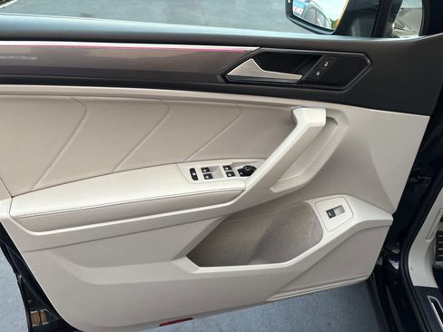 Certified 2022 Volkswagen Tiguan SE R-Line image 17