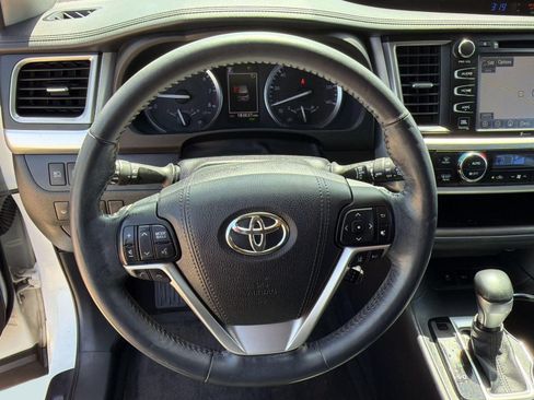 Used 2018 Toyota Highlander Limited Platinum FWD image 26
