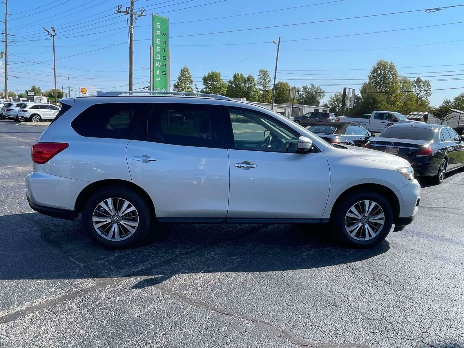 Used 2019 Nissan Pathfinder SL FWD image 10
