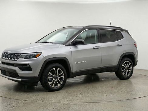 Used 2025 Jeep Compass Trailhawk image 3