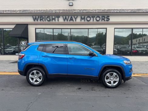 Used 2024 Jeep Compass Latitude AWD/4WD image 2