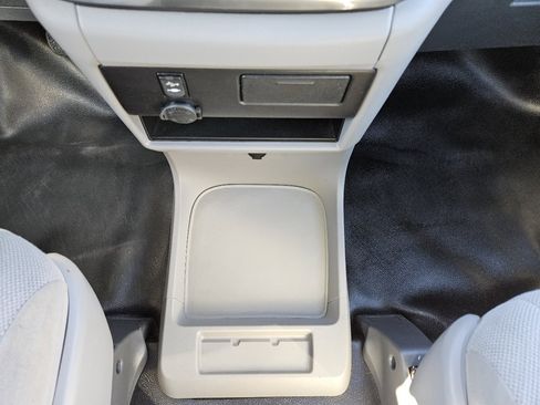 Used 2016 Toyota Sienna L image 42
