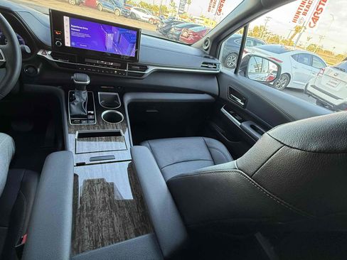 Used 2025 Toyota Sienna Platinum image 13