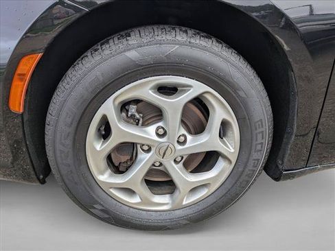 Used 2024 Chrysler Pacifica Limited FWD image 24