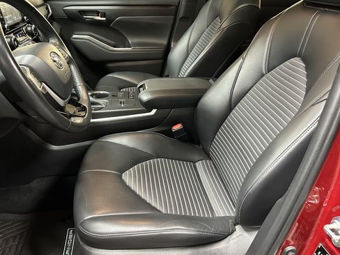 Used 2022 Toyota Highlander XSE FWD image 16
