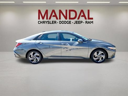 Used 2025 Hyundai Elantra SEL FWD image 4