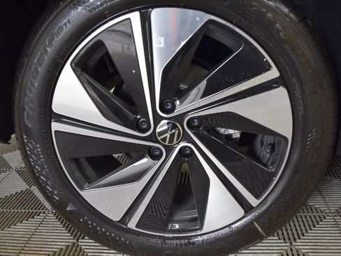 New 2025 Volkswagen Taos SE image 11