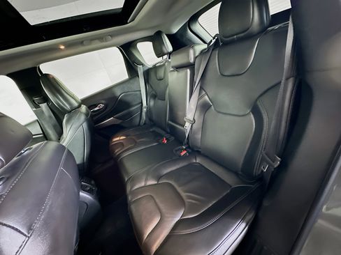 Used 2022 Jeep Cherokee Limited image 28