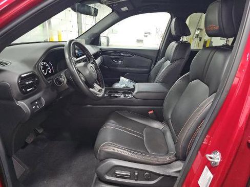 Used 2025 Honda Pilot TrailSport image 8