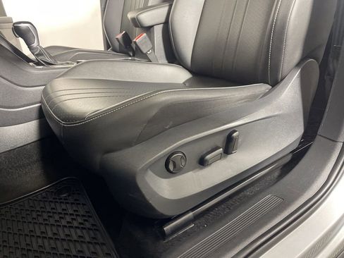 Used 2024 Volkswagen Tiguan SE image 11